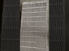 Befestigtes Netz mit nahtlosen Beschlägen